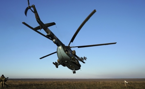 Evgeniy Maloletka/AP/TT Fyra ukrainska soldater har dödats vid en krasch med en ukrainsk helikopter av typen Mi-8. Bilden är från ett annat tillfälle. Evgeniy Maloletka/AP/TT Fyra ukrainska soldater har dödats vid en krasch med en ukrainsk helikopter av typen Mi-8. Bilden är från ett annat tillfälle.