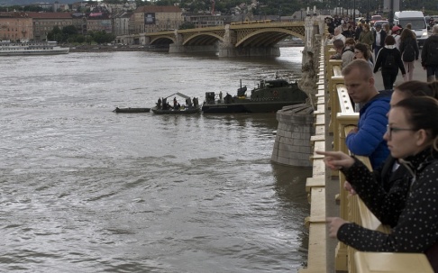 Marko Drobnjakovic/AP/TT Människor samlas på en bro över Donau där räddningsarbetet pågår. Marko Drobnjakovic/AP/TT Människor samlas på en bro över Donau där räddningsarbetet pågår.