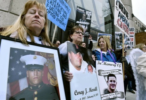 Josh Reynolds/AP/TT Opiatepidemin engagerar i USA. Här demonstrerar föräldrar som förlorat sina barn i opiatöverdoser i delstaten Massachusetts. Josh Reynolds/AP/TT Opiatepidemin engagerar i USA. Här demonstrerar föräldrar som förlorat sina barn i opiatöverdoser i delstaten Massachusetts.