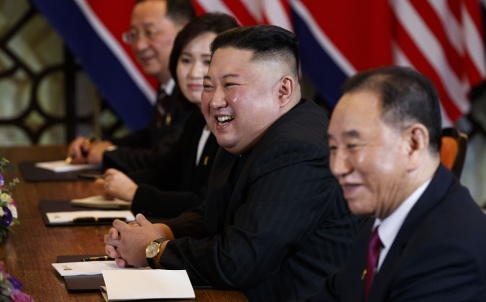 Evan Vucci/AP/TT Nordkoreas diktator Kim Jong-Un under toppmötet med Donald Trump i Hanoi i februari. Närmast kameran Kim Yong-Chol, som nu uppges ha satts i arbetsläger. Evan Vucci/AP/TT Nordkoreas diktator Kim Jong-Un under toppmötet med Donald Trump i Hanoi i februari. Närmast kameran Kim Yong-Chol, som nu uppges ha satts i arbetsläger.