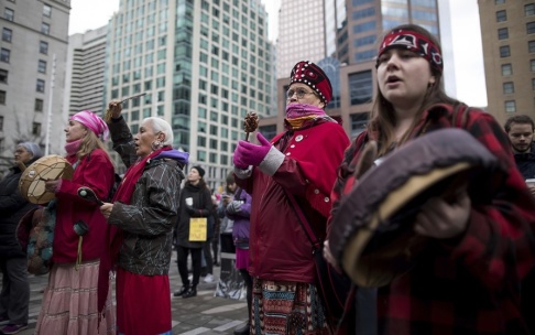 Darryl Dyck/AP Kanadensiska urinvånare deltar i en marsch för kvinnors rättigheter i Vancouver i år. Darryl Dyck/AP Kanadensiska urinvånare deltar i en marsch för kvinnors rättigheter i Vancouver i år.