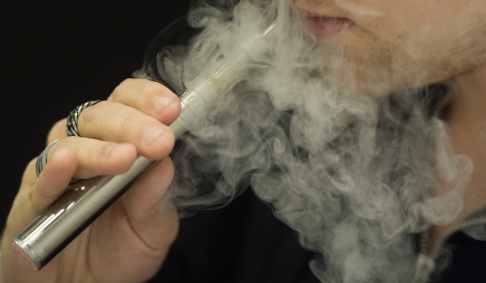Maja Suslin/TT Den smaksatta vätska som används i e-cigaretter kan skada hjärt- och kärlsystemet, enligt en ny studie. Maja Suslin/TT Den smaksatta vätska som används i e-cigaretter kan skada hjärt- och kärlsystemet, enligt en ny studie.