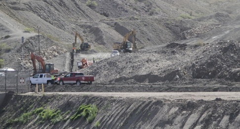 Cedar Attanasio/AP/TT Förberedelser för det privata bygge av en gränsbarriär som gruppen We Build the Wall genomför i USA-delstaten New Mexico. Cedar Attanasio/AP/TT Förberedelser för det privata bygge av en gränsbarriär som gruppen We Build the Wall genomför i USA-delstaten New Mexico.