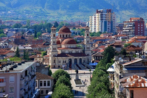 Katedralen i Korça. Foto: Shkelzen Rexha. Wikipedia. Katedralen i Korça. Foto: Shkelzen Rexha. Wikipedia.