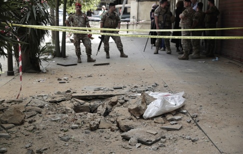 Hassan Ammar/AP/TT Libanesiska soldater vid platsen för attentatet i staden Tripoli. Hassan Ammar/AP/TT Libanesiska soldater vid platsen för attentatet i staden Tripoli.