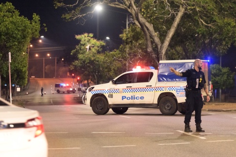 Polisen ledde av korsningen mellan Stuart Highway och McMinn Street där en vapenfångare blev gripen i Darwin. Foto: MICHAEL FRANCHI, EPA. Polisen ledde av korsningen mellan Stuart Highway och McMinn Street där en vapenfångare blev gripen i Darwin. Foto: MICHAEL FRANCHI, EPA.
