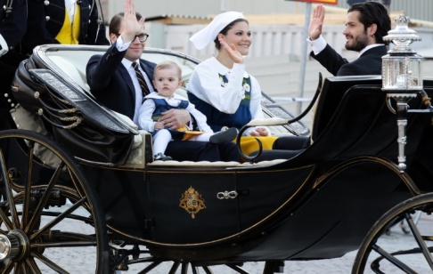 Prins Daniel, prinsessan Estelle, kronprinsessan Victoria, prins Carl Philip firande av Sveriges Nationaldag, kortege från Slottet till Skansen 2013-06-06 (c) WAHLMAN PERNILLA / Aftonbladet / IBL Bildbyrå. Prins Daniel, prinsessan Estelle, kronprinsessan Victoria, prins Carl Philip firande av Sveriges Nationaldag, kortege från Slottet till Skansen 2013-06-06 (c) WAHLMAN PERNILLA / Aftonbladet / IBL Bildbyrå.