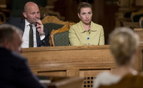Mads Claus Rasmussen/Ritzau Scanpix/TT Det Konservative Folkepartis ledare Søren Pape Poulsen och Socialdemokratiets Mette Frederiksen i en partiledardebatt i folketinget efter att valresultatet presenterats på valnatten. Mads Claus Rasmussen/Ritzau Scanpix/TT Det Konservative Folkepartis ledare Søren Pape Poulsen och Socialdemokratiets Mette Frederiksen i en partiledardebatt i folketinget efter att valresultatet presenterats på valnatten.