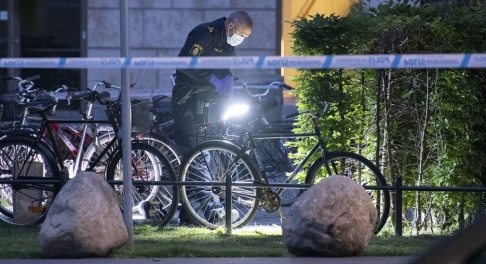 Johan Nilsson/TT Polisens kriminaltekniker arbetar innanför avspärrningarna vid Triangeln i centrala Malmö tidigt på torsdagsmorgonen efter en misstänkt skottlossning. Johan Nilsson/TT Polisens kriminaltekniker arbetar innanför avspärrningarna vid Triangeln i centrala Malmö tidigt på torsdagsmorgonen efter en misstänkt skottlossning.