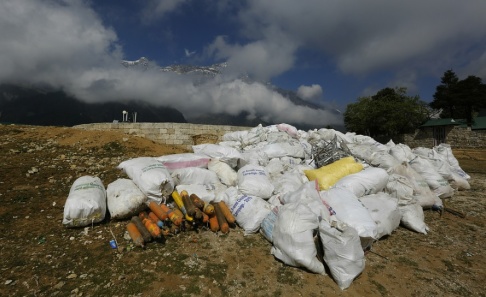 Niranjan Shrestha Säckar med ihopsamlade sopor på Mount Everest från maj i år. Niranjan Shrestha Säckar med ihopsamlade sopor på Mount Everest från maj i år.