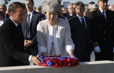 Philippe Wojazer/AP/TT Storbritanniens premiärminister Theresa May och Frankrikes president Emmanuel Macron lägger en krans vid minnesceremonin för de brittiska offren under D-dagen. Philippe Wojazer/AP/TT Storbritanniens premiärminister Theresa May och Frankrikes president Emmanuel Macron lägger en krans vid minnesceremonin för de brittiska offren under D-dagen.