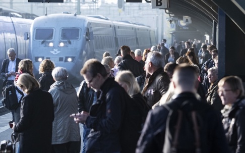 Johan Nilsson/TT Passagerare väntar på perrongen på Lund C. Arkivfoto. Johan Nilsson/TT Passagerare väntar på perrongen på Lund C. Arkivfoto.