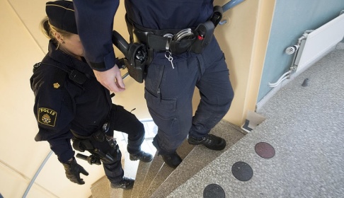 Fredrik Sandberg/TT När polisen skulle kontrollera en lägenhet där nycklarna satt kvar i dörren hittades en cannabisodling. Arkivbild. Fredrik Sandberg/TT När polisen skulle kontrollera en lägenhet där nycklarna satt kvar i dörren hittades en cannabisodling. Arkivbild.