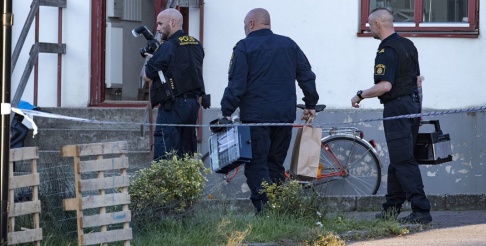 Johan Nilsson/TT Polisens kriminaltekniker på plats i Tomelilla efter larm om skottlossning. En man har hittats skadad i en lägenhet. Johan Nilsson/TT Polisens kriminaltekniker på plats i Tomelilla efter larm om skottlossning. En man har hittats skadad i en lägenhet.