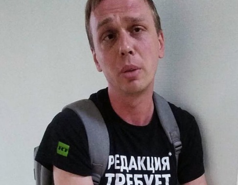 Dmitrij Dzhulaj/Meduza/AP/TT Den ryske journalisten Ivan Golunov på en bild från en polisstation i Moskva på torsdagen. Dmitrij Dzhulaj/Meduza/AP/TT Den ryske journalisten Ivan Golunov på en bild från en polisstation i Moskva på torsdagen.