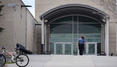 Joe Mahoney/AP/TT En polis patrullerar vid Columbine-skolan i Littleton, Colorado, efter de hot som riktades mot den i april i år. Arkivbild. Joe Mahoney/AP/TT En polis patrullerar vid Columbine-skolan i Littleton, Colorado, efter de hot som riktades mot den i april i år. Arkivbild.