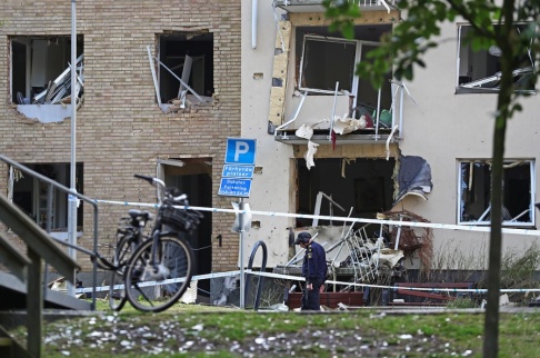 Jeppe Gustafsson/TT Polisens tekniker på plats intill byggnaden på kvällen efter den kraftiga explosionen. Ett hundratal lägenheter fick skador på fönster och balkonger. Jeppe Gustafsson/TT Polisens tekniker på plats intill byggnaden på kvällen efter den kraftiga explosionen. Ett hundratal lägenheter fick skador på fönster och balkonger.