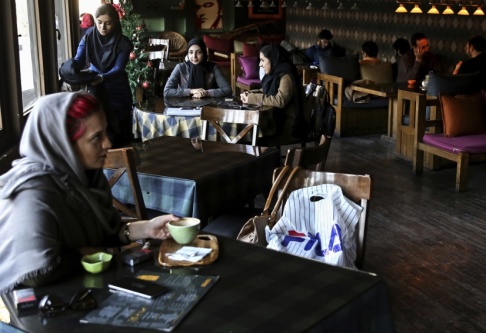 Ebrahim Noroozi/AP/TT Ett kafé i de centrala delarna av Irans huvudstad Teheran. Arkivbild. Ebrahim Noroozi/AP/TT Ett kafé i de centrala delarna av Irans huvudstad Teheran. Arkivbild.