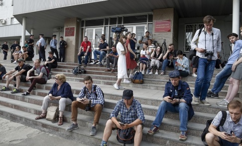 Dmitry Serebryakov/AP/TT Journalister och människor som visar sitt stöd för Ivan Golunov samlades utanför domstolen i Moskva även på lördagen. Dmitry Serebryakov/AP/TT Journalister och människor som visar sitt stöd för Ivan Golunov samlades utanför domstolen i Moskva även på lördagen.