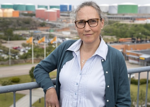 Thomas Johansson/TT Malin Hallin är chef för hållbar utveckling på drivmedelsbolaget Preem. Hon ser den planerade utbyggnaden av raffinaderiet vid Lysekil som en investering för miljön, eftersom man ska kunna göra bensin och diesel av förnybara råvaror. Men kritiker pekar på en annan del av utbyggnaden, som vållar stora utsläpp av koldioxid. Thomas Johansson/TT Malin Hallin är chef för hållbar utveckling på drivmedelsbolaget Preem. Hon ser den planerade utbyggnaden av raffinaderiet vid Lysekil som en investering för miljön, eftersom man ska kunna göra bensin och diesel av förnybara råvaror. Men kritiker pekar på en annan del av utbyggnaden, som vållar stora utsläpp av koldioxid.