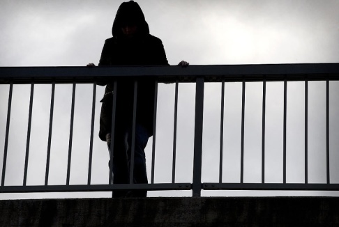 CLAUDIO BRESCIANI / TT Regeringen vill se ett förbud mot att hetsa eller uppmana till självmord. I dag överlämnas en rapport till regeringen där frågan har utretts. Arkivbild. CLAUDIO BRESCIANI / TT Regeringen vill se ett förbud mot att hetsa eller uppmana till självmord. I dag överlämnas en rapport till regeringen där frågan har utretts. Arkivbild.