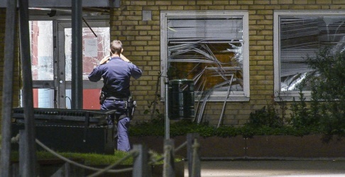 Johan Nilsson/TT Polis på plats efter en detonation vid en portuppgång på Von Rosens väg på Rosengård i Malmö tidigt på onsdagsmorgonen. Johan Nilsson/TT Polis på plats efter en detonation vid en portuppgång på Von Rosens väg på Rosengård i Malmö tidigt på onsdagsmorgonen.