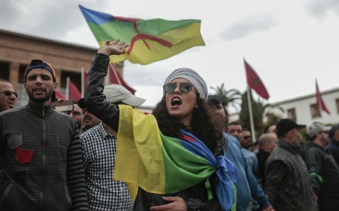 Mosa'ab Elshamy/AP/TT Demonstranter har berbiska flaggor under en protest mot regeringen. Bild från Rabat i april. Mosa'ab Elshamy/AP/TT Demonstranter har berbiska flaggor under en protest mot regeringen. Bild från Rabat i april.