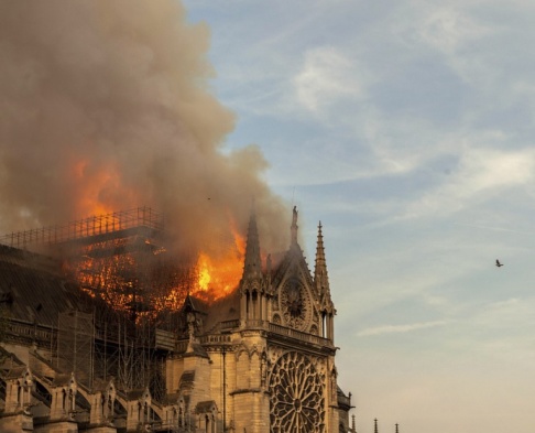 Vanessa Pena Paris ikoniska katedral Notre-Dame stod i lågor i 15 april. Efter två månader hålls nu första gudstjänsten efter branden. Vanessa Pena Paris ikoniska katedral Notre-Dame stod i lågor i 15 april. Efter två månader hålls nu första gudstjänsten efter branden.