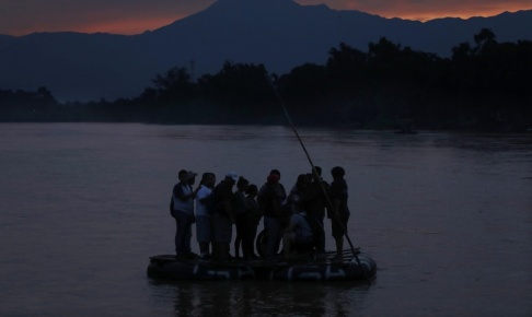 Marco Ugarte/AP/TT Migranter på en flotte på floden Suchiate vid gränsen Guatemala–Mexiko. Marco Ugarte/AP/TT Migranter på en flotte på floden Suchiate vid gränsen Guatemala–Mexiko.