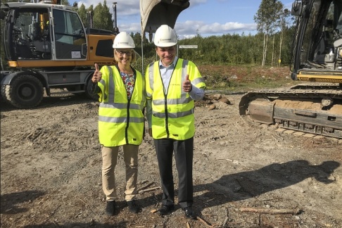 Erik Paulsson-Rönnbäck/TT Trafikverkets generaldirektör Lena Erixon och statsminister Stefan Löfven (S) gör tummen upp efter att det första spadtaget för den inledande sträckan av Norrbotniabanan tagits i augusti i fjol. Sedan dess har dock nya förseningar uppstått för projektet. Erik Paulsson-Rönnbäck/TT Trafikverkets generaldirektör Lena Erixon och statsminister Stefan Löfven (S) gör tummen upp efter att det första spadtaget för den inledande sträckan av Norrbotniabanan tagits i augusti i fjol. Sedan dess har dock nya förseningar uppstått för projektet.
