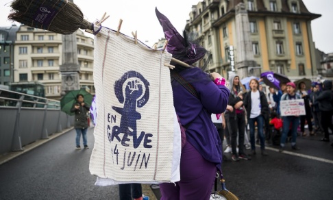 Jean-Christophe Bott/AP/TT Med krav på jämställda löner blockerar strejkande kvinnor en bro i schweiziska Lausanne. Jean-Christophe Bott/AP/TT Med krav på jämställda löner blockerar strejkande kvinnor en bro i schweiziska Lausanne.