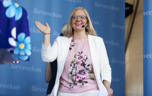 Sverigedemokraternas vice partiledare Julia Kronlid inför hennes tal under politikerveckan i Järva. Sverigedemokraternas vice partiledare Julia Kronlid inför hennes tal under politikerveckan i Järva.