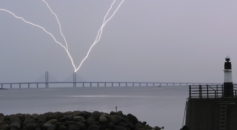Johan Nilsson/TT Blixten slår ner i den ena pylonen på Öresundsbron vid lördagens åskoväder. Johan Nilsson/TT Blixten slår ner i den ena pylonen på Öresundsbron vid lördagens åskoväder.