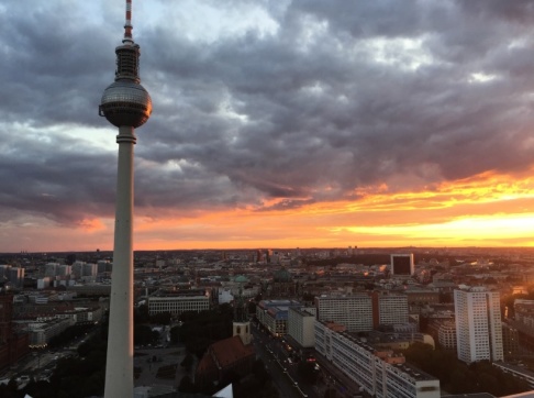 Fabian Sommer Solnedgång över Alexanderplatz. Arkivbild. Fabian Sommer Solnedgång över Alexanderplatz. Arkivbild.