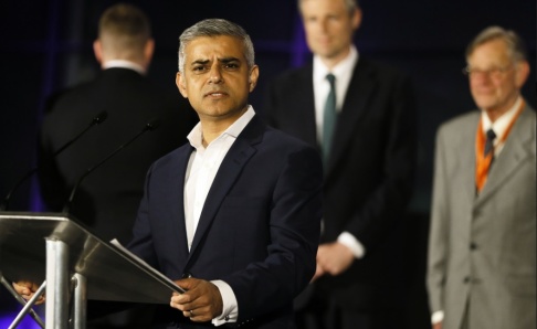 Kirsty Wigglesworth Under ett dygn har tre personer mist livet och två skadats i fem knivattacker och en skjutning i London. Något som fått USA:s president Donald Trump att attackera Londons borgmästare Sadiq Khan på Twitter. Arkivbild. Kirsty Wigglesworth Under ett dygn har tre personer mist livet och två skadats i fem knivattacker och en skjutning i London. Något som fått USA:s president Donald Trump att attackera Londons borgmästare Sadiq Khan på Twitter. Arkivbild.