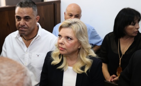 Amit Shabi/AP/TT Sara Netanyahu i rätten i oktober 2018. Arkivbild. Amit Shabi/AP/TT Sara Netanyahu i rätten i oktober 2018. Arkivbild.