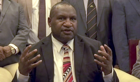 AP/TT James Marape svors in som premiärminister i Papua Nya Guinea 30 maj då föregångaren Peter O'Neill avgått efter månader av politisk turbulens. Arkivbild. AP/TT James Marape svors in som premiärminister i Papua Nya Guinea 30 maj då föregångaren Peter O'Neill avgått efter månader av politisk turbulens. Arkivbild.