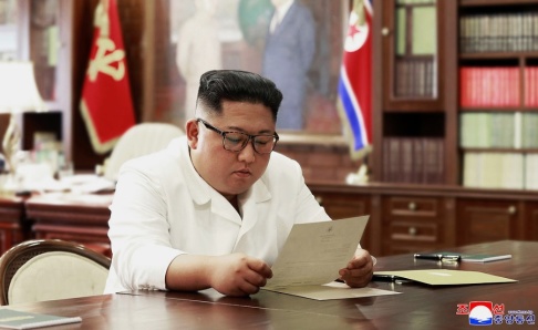 KCNA/Korea News Service/AP/TT Kim Jong-Un läser brevet som påstås ha skrivits av USA:s president Donald Trump. Bilden kommer från Nordkoreas statliga nyhetsbyrå. KCNA/Korea News Service/AP/TT Kim Jong-Un läser brevet som påstås ha skrivits av USA:s president Donald Trump. Bilden kommer från Nordkoreas statliga nyhetsbyrå.