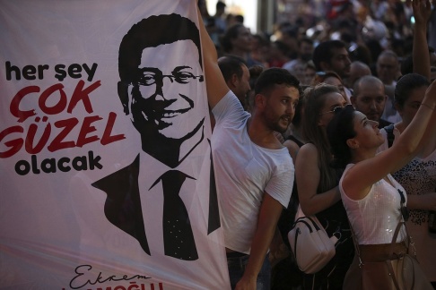 Supporters till Ekrem Imamoglu, kandidat till det sekulära oppositionsrepublikanska folkpartiet, firar i Istanbul den 23 juni 2019. (AP Photo / Emrah Gurel) Supporters till Ekrem Imamoglu, kandidat till det sekulära oppositionsrepublikanska folkpartiet, firar i Istanbul den 23 juni 2019. (AP Photo / Emrah Gurel)