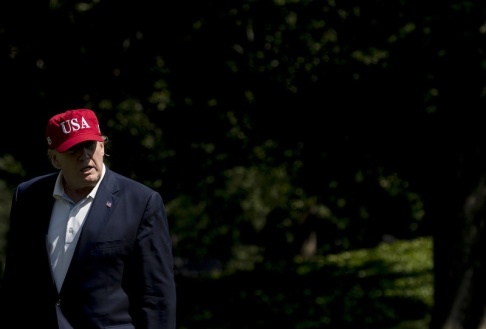 Andrew Harnik/AP/TT Donald Trump utanför Vita huset under söndagen. Andrew Harnik/AP/TT Donald Trump utanför Vita huset under söndagen.