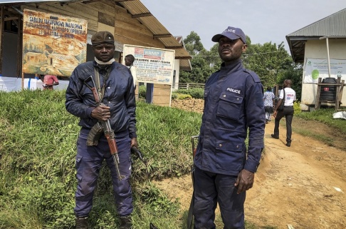 Al-hadji Kudra Maliro/AP/TT Kongolesisk polis vaktar en klinik där vaccinationer mot ebola utförs. Bild från tidigare i juni. Al-hadji Kudra Maliro/AP/TT Kongolesisk polis vaktar en klinik där vaccinationer mot ebola utförs. Bild från tidigare i juni.