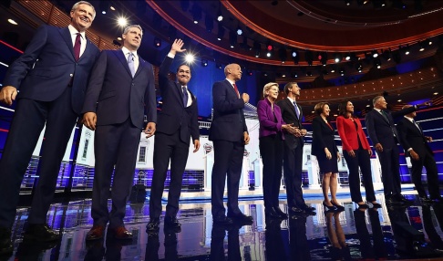 Brynn Anderson/AP/TT De tio demokraterna som debatterade i Miami, från vänster Bill de Blasio, Tim Ryan, Julián Castro, Cory Booker, Elizabeth Warren, Beto O'Rourke, Amy Klobuchar, Tulsi Gabbard, Jay Inslee, och John Delaney. Brynn Anderson/AP/TT De tio demokraterna som debatterade i Miami, från vänster Bill de Blasio, Tim Ryan, Julián Castro, Cory Booker, Elizabeth Warren, Beto O'Rourke, Amy Klobuchar, Tulsi Gabbard, Jay Inslee, och John Delaney.