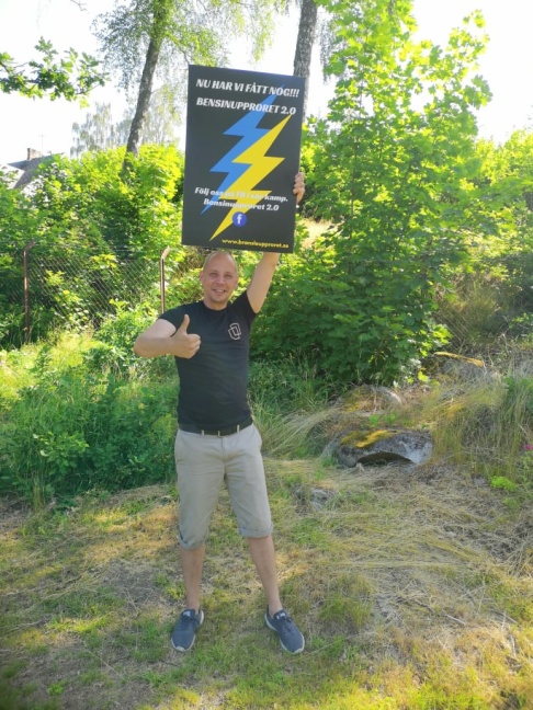 Peder Blohm Bokenhielm från Bensinupproret 2.0 uppmanade medlemmarna att hjälpa till genom att Swisha så att föreningen kan medverka i Almedalen. Det tog mindre än ett dygn att få ihop mer än de behövde. Foto: Privat. Peder Blohm Bokenhielm från Bensinupproret 2.0 uppmanade medlemmarna att hjälpa till genom att Swisha så att föreningen kan medverka i Almedalen. Det tog mindre än ett dygn att få ihop mer än de behövde. Foto: Privat.