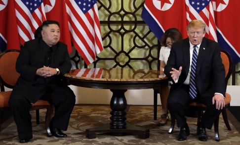 Evan Vucci/AP/TT President Donald Trump och Nordkoreas diktator Kim Jong-Un vid toppmötet i februari i Hanoi i Vietnam. Evan Vucci/AP/TT President Donald Trump och Nordkoreas diktator Kim Jong-Un vid toppmötet i februari i Hanoi i Vietnam.