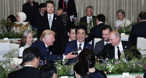 G20-mötet/Reuters/TT Det vinglas USA:s president Donald Trump håller i möter den vita termosmugg som Rysslands president Vladimir Putin håller fram, och som skymtar framför Japans premiärminister Shinzo Abes slips. G20-mötet/Reuters/TT Det vinglas USA:s president Donald Trump håller i möter den vita termosmugg som Rysslands president Vladimir Putin håller fram, och som skymtar framför Japans premiärminister Shinzo Abes slips.