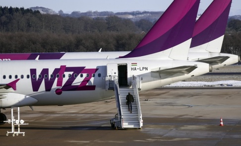 Johan Nilsson/TT En man går ombord på ett Airbus A320-plan tillhörande Wizz Air på Malmö airport. Arkivbild. Johan Nilsson/TT En man går ombord på ett Airbus A320-plan tillhörande Wizz Air på Malmö airport. Arkivbild.