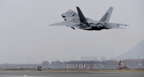 Yonhap/AP/TT USA skickar flera flyg av typen F-22 Raptor till Qatar. Arkivbild. Yonhap/AP/TT USA skickar flera flyg av typen F-22 Raptor till Qatar. Arkivbild.