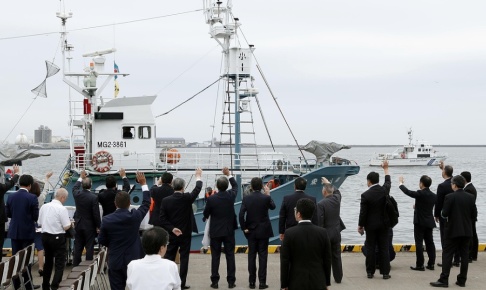 Masanori Takei/Kyodo News/AP Ett valjaktsfartyg vinkas av i hamnen i Kushiro i norra Japan. Masanori Takei/Kyodo News/AP Ett valjaktsfartyg vinkas av i hamnen i Kushiro i norra Japan.