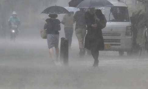 Daisuke Urakami/AP/ TT Japan har de senaste dagarna drabbats av kraftiga skyfall. Daisuke Urakami/AP/ TT Japan har de senaste dagarna drabbats av kraftiga skyfall.