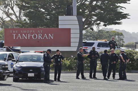 Polisen utredar en skottlossning vid Tanforan Mall i San Bruno, Kalifornien, tisdagen den 2 juli 2019. Polisen söker misstänkta efter att minst fyra personer skadades i ett galleri i närheten av San Francisco. (AP Photo / Stephanie Mullen) Polisen utredar en skottlossning vid Tanforan Mall i San Bruno, Kalifornien, tisdagen den 2 juli 2019. Polisen söker misstänkta efter att minst fyra personer skadades i ett galleri i närheten av San Francisco. (AP Photo / Stephanie Mullen)